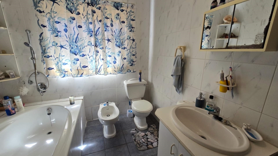 4 Bedroom Property for Sale in Wellway Park Western Cape